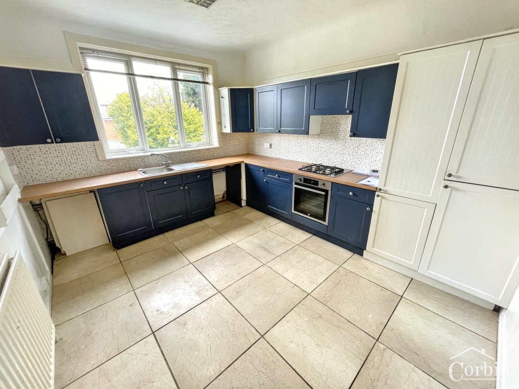 Lot: 149 - DETACHED HOUSE FOR IMPROVEMENT - Open plan kitchen